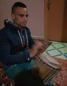 Mehdi tocando la Darbouka